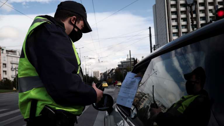 Ερευνα Metron Analysis: Μειώνεται η αποδοχή των περιοριστικών μέτρων - Υποχωρούν οι αντιεμβολιαστές στην Ελλάδα