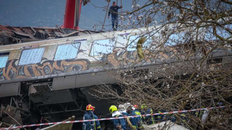 Τέμπη: Ο σταθμάρχης δεν καταλάβαινε το σήμα αναχώρησης- &quot;Γιατί δεν καθόσουν λίγο;&quot; το τηλεφώνημα στον απογευματινό