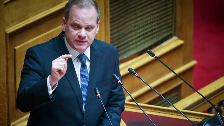 Η &quot;απολογία&quot; Καραμανλή στη Βουλή για τα Τέμπη - Αιχμηρά σχόλια της αντιπολίτευσης για το θερμό χειροκρότημα των &quot;γαλάζιων&quot;