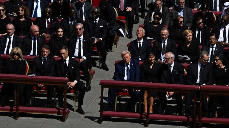 Οι ηγέτες που παρέστησαν στην κηδεία του Πάπα Φραγκίσκου: Το αυστηρό dress code - Ποιοι το τήρησαν, ποιοι κατηγορήθηκαν για "ασέβεια"