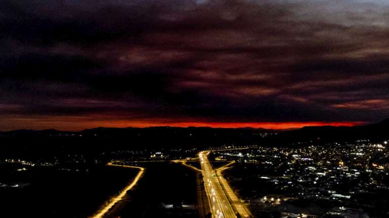 Απόκοσμη εικόνα με τους καπνούς από τη φωτιά στο Ξυλόκαστρο να σκεπάζουν την Αθήνα