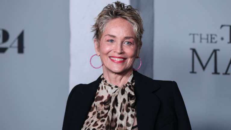 Σάρον Στόουν: Σέξι με animal print φόρεμα Dolce &amp; Gabbana - Ο ανατρεπτικός συνδυασμός