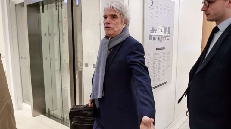 Γαλλία: Θύμα ληστείας ο Μπερνάρ Ταπί και η σύζυγός του – Τους έδεσαν και τους χτύπησαν