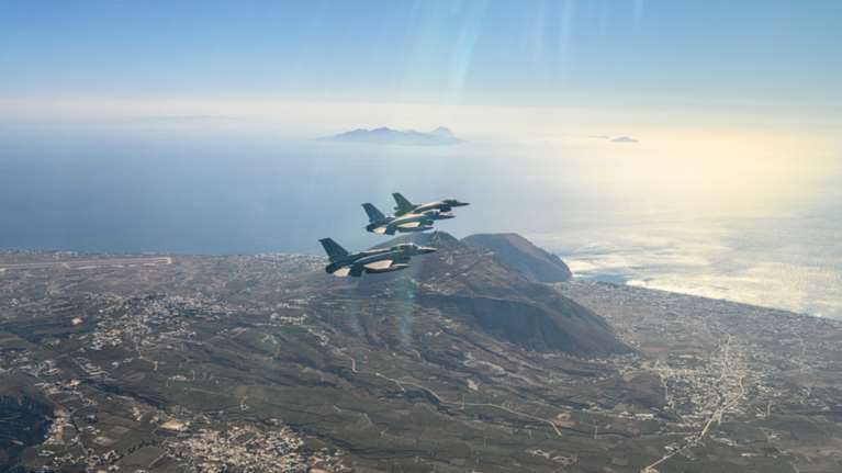 Ένοπλες Δυνάμεις: Γέμισε μαχητικά ο ουρανός της Κρήτης - Εντυπωσιακές εικόνες