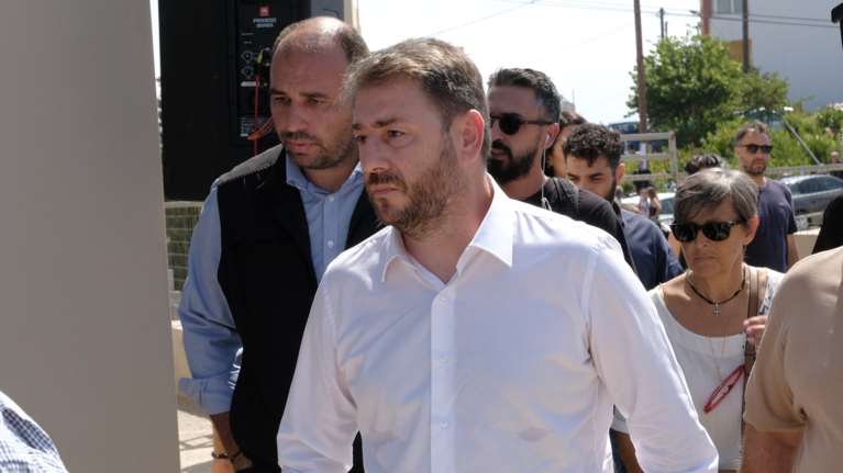 Στην κηδεία του Αντώνη Καργιώτη ο Ανδρουλάκης: Να μη γίνει η κοινωνία μας μια ζούγκλα βιαιότητας και διαφθοράς