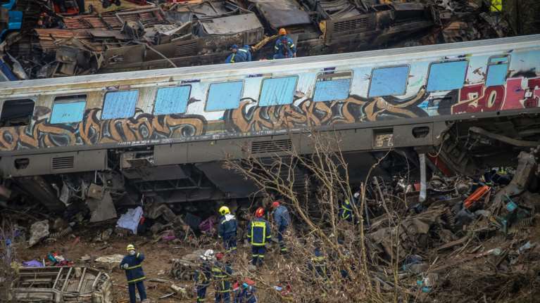 Σύγκρουση τρένων στα Τέμπη: 40 οι νεκροί, 72 νοσηλευόμενοι, οι 6 σε ΜΕΘ - Τριήμερο εθνικό πένθος [εικόνες - βίντεο]