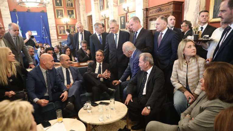 Μητσοτάκης σε βουλευτές ΝΔ: Μετά το Πάσχα του 2027 οι εκλογές – Το θέμα είναι ποιος θα &quot;σουβλιστεί&quot;