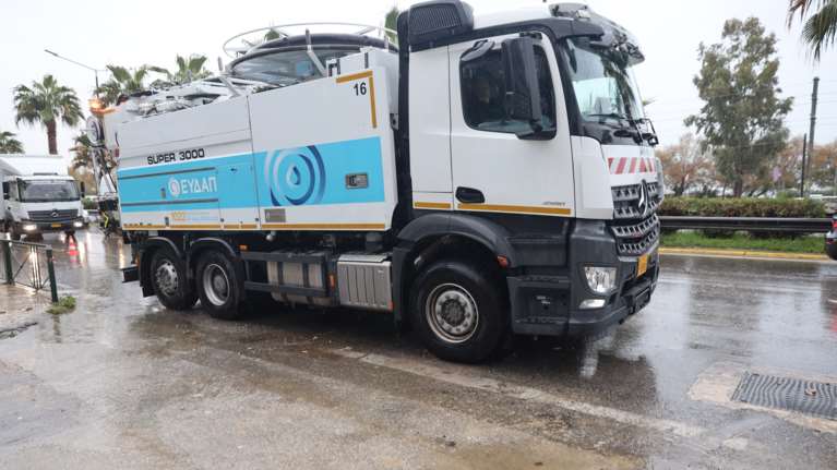 &quot;Δεν είναι βιώσιμο κάθε φορά που βρέχει, ένα φορτηγό να παρκάρει πάνω στο φρεάτιο στην Ποσειδώνος&quot;, λέει ο δήμαρχος Αλίμου