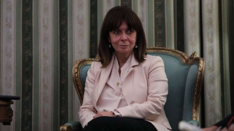 Πυρκαγιές: Επικοινωνία Σακελλαροπούλου με Μπένο - Στο επίκεντρο τα σχέδια ανάπλασης των πυρόπληκτων περιοχών