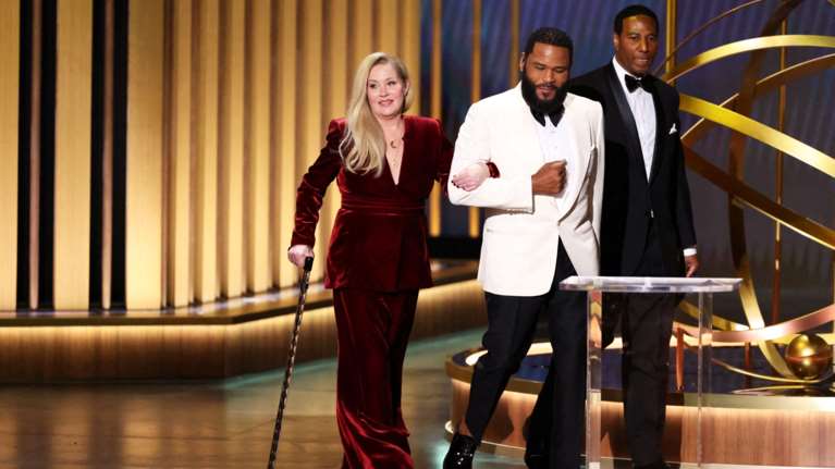 Αποθέωση για την Κριστίνα Απλιγκέιτ στα βραβεία Emmy- Εμφανίστηκε με μπαστούνι μετά τη διάγνωση με σκλήρυνση κατά πλάκας