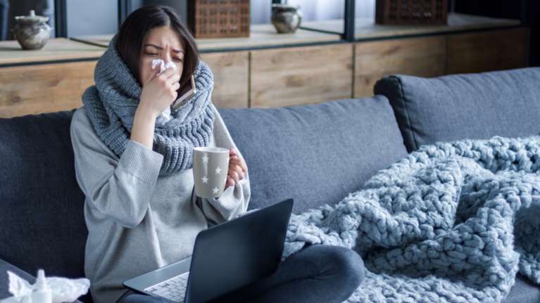 Τσουνάμι λοιμώξεων του αναπνευστικού: Χαμός στα επείγοντα των νοσοκομείων - Κάθε μέρα 30.000 κρούσματα γρίπης