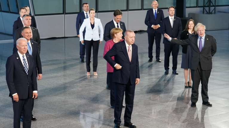 &quot;Χαμένος στη μετάφραση&quot; ο Ερντογάν: Η οικογενειακή φωτογραφία του ΝΑΤΟ που τον έφερε σε δύσκολη θέση