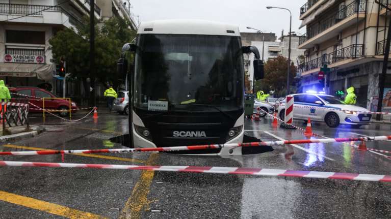 Θεσσαλονίκη: Μέχρι 2 μήνες θα διαρκέσουν τα έργα για την τρύπα που &quot;κατάπιε&quot; το λεωφορείο - Γιατί δημιουργήθηκε