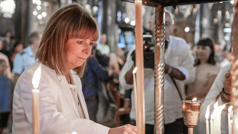 Σακελλαροπούλου από Λέσβο: Οι σκέψεις μας βρίσκονται σε όσους επλήγησαν από τις καταστρεπτικές πυρκαγιές στην Αττική