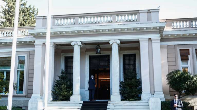 Αιχμηρό δημοσίευμα καταγγέλλει ότι το Μαξίμου ζήτησε να απομακρυνθούν τρία πρόσωπα από το Mega