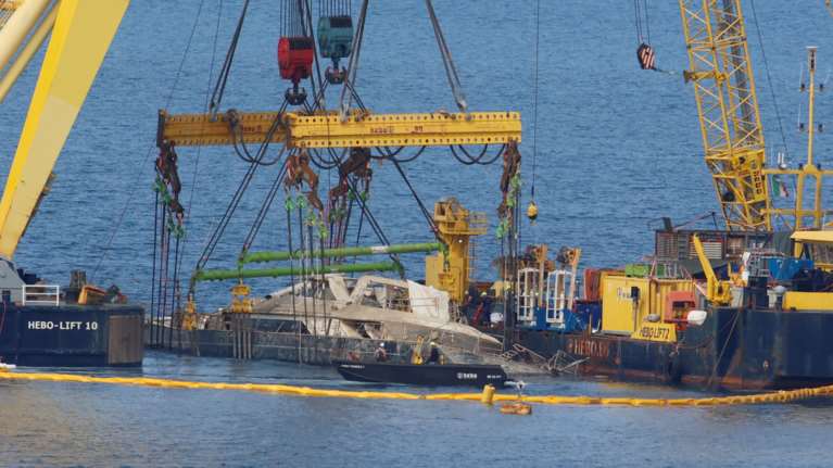 Σικελία: Ανελκύθηκε από τον βυθό το ναυάγιο του Bayesian - 30 εκατ. δολάρια κόστισε η επιχείρηση [εικόνες - βίντεο]