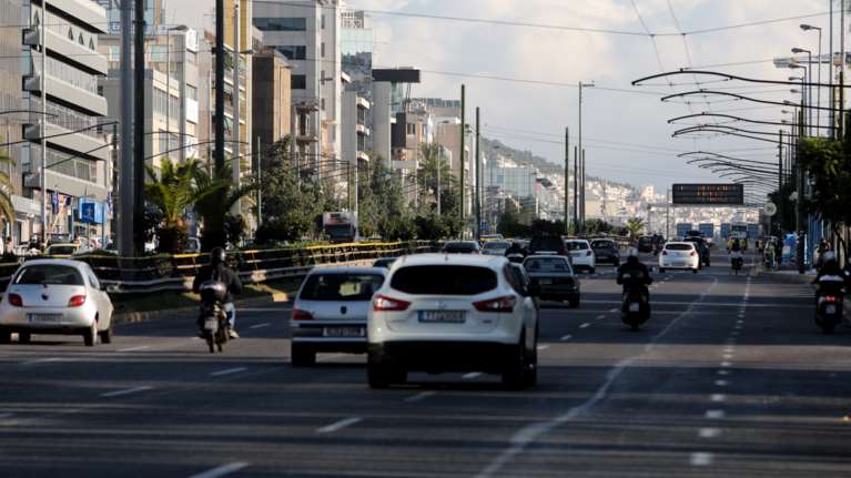 Lockdown με μποτιλιάρισμα: Γιατί έχουν πολλή κίνηση οι δρόμοι παρά την απαγόρευση κυκλοφορίας [Βίντεο]