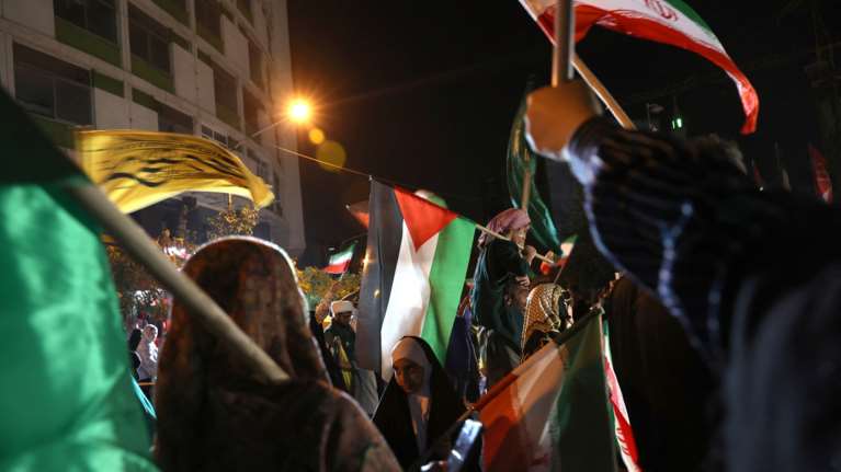 Ιράν: Βγήκαν στους δρόμους να πανηγυρίσουν την επίθεση στην αμερικανική βάση [εικόνες]