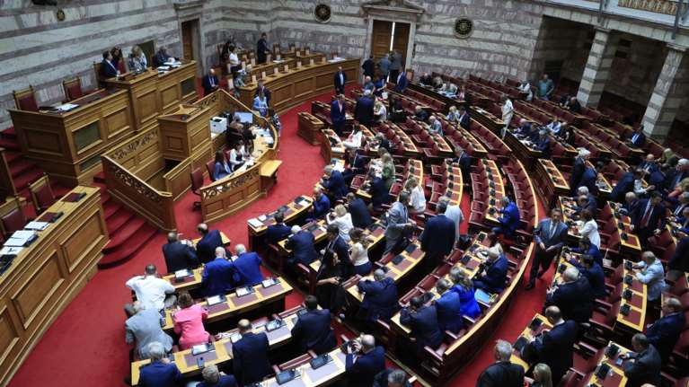 Καύσωνας και στη... Βουλή με Καραμανλή και ΟΠΕΚΕΠΕ - Εθνικά και μεταναστευτικό πιέζουν την κυβέρνηση