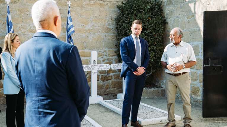 Με γραβάτα στην Κύπρο ο Κασσελάκης - Επισκέφθηκε τα Φυλακισμένα Μνήματα και τον Τύμβο της Μακεδονίτισσας [εικόνες - βίντεο]