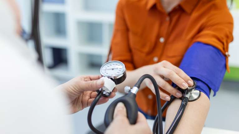 Πώς ρίχνουμε την αρτηριακή πίεση - Τέσσερις απλές συμβουλές που δίνουν οι ειδικοί