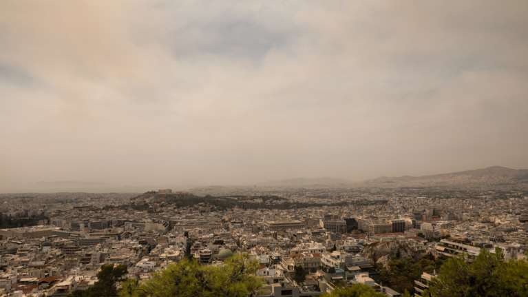 Βίλια: Σύννεφο καπνού κάλυψε την Αθήνα - Αποπνικτική η ατμόσφαιρα [Εικόνες]