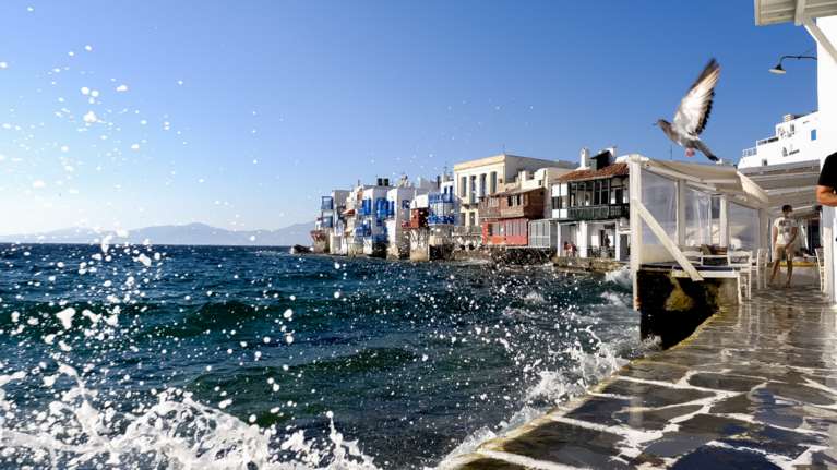 Επιχείρηση &quot;σκούπα&quot; για μπράβους στην Μύκονο: &quot;Φουσκωτοί&quot; και πορτιέρηδες παρίσταναν τους... τουρίστες