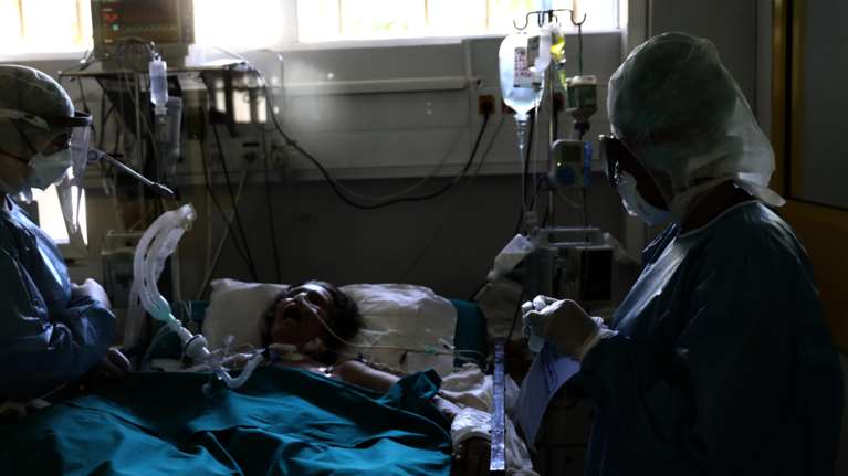 Κορονοϊός: Ψυχρολουσία με 3.209 νέα κρούσματα σήμερα και 480 διασωληνωμένους - 60 θάνατοι