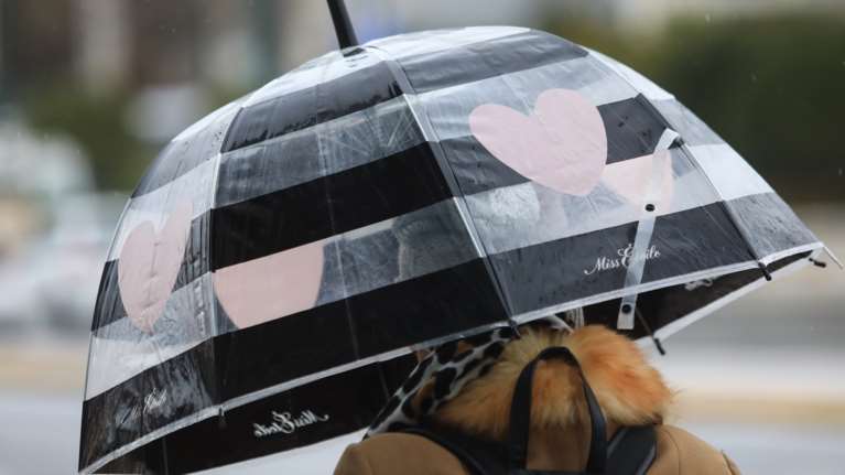 Αλλάζει το σκηνικό του καιρού: Με βροχές και καταιγίδες η Τρίτη – Ισχυροί άνεμοι και πτώση της θερμοκρασίας