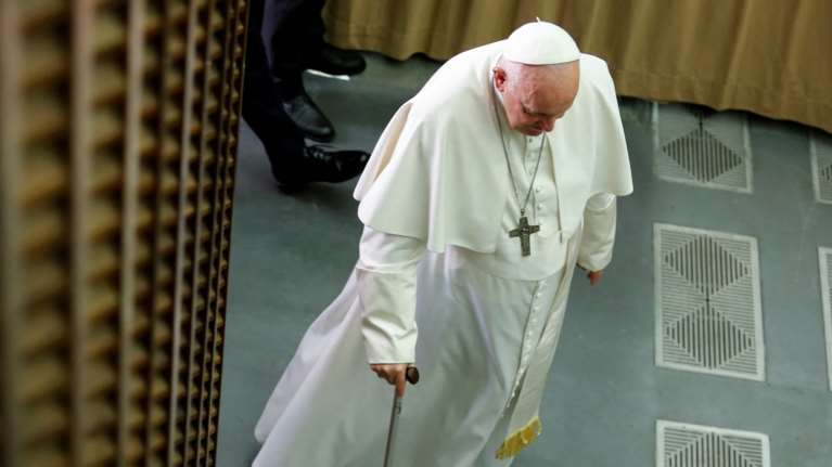 Επιδεινώθηκε η κατάσταση του Πάπα Φραγκίσκου - H ζωή του συνεχίζει να διατρέχει κίνδυνο