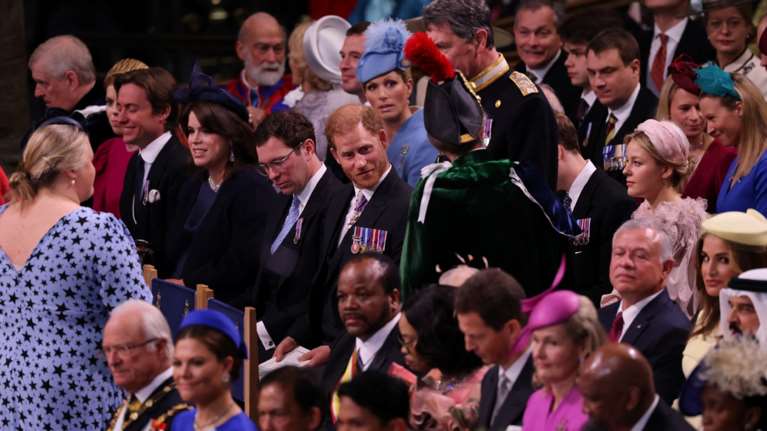 Ο πρίγκιπας Χάρι &quot;συνελήφθη&quot; να κατακεραυνώνει τη βασιλική οικογένεια στη στέψη του βασιλιά Καρόλου: &quot;Έχω βαρεθεί...&quot;