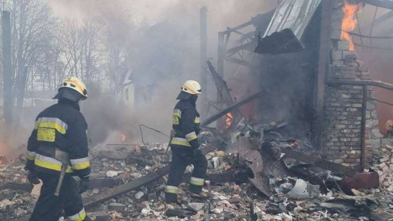 Πόλεμος στην Ουκρανία: Νέοι βομβαρδισμοί αμάχων -  Σε πολιορκία Ντνίπρο και Μαριούπολη, έξω από το Κίεβο ο ρωσικός στρατός