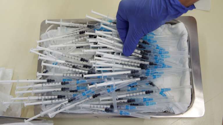 &quot;Mαϊμού&quot; εμβολιασμοί στο ΙΚΑ Αλεξάνδρας: Αναβλήθηκε η δίκη για λόγους υγείας