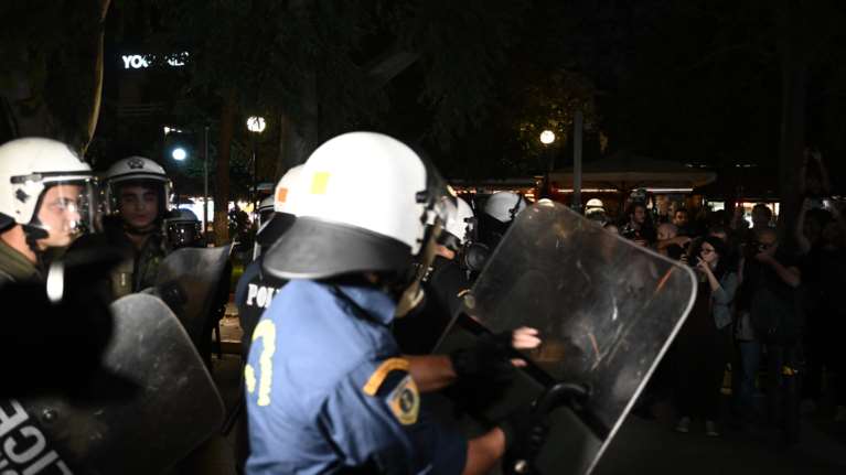 Ποινική δίωξη για κακούργημα στους 14 συλληφθέντες των επεισοδίων στο κέντρο της Αθήνας