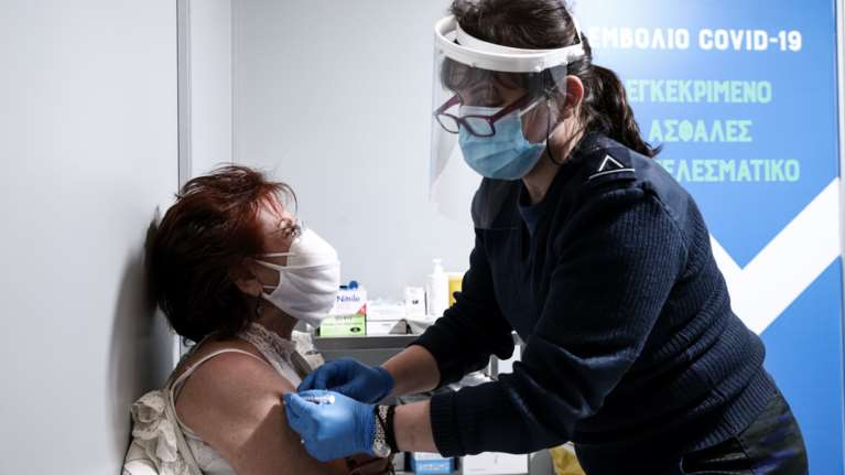 Θεμιστοκλέους: Το 70% των άνω των 60 ετών ολοκλήρωσαν τον εμβολιασμό τους