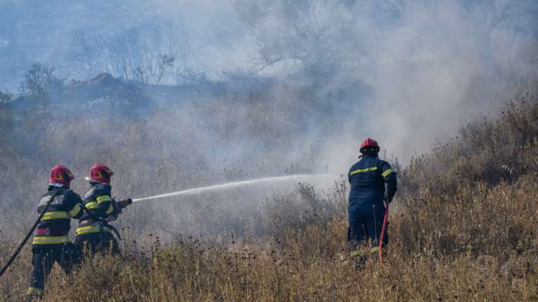 Ξέσπασε φωτιά στο Μεγαλοβούνι Κορινθίας: Καίγεται δάσος - Επιχειρούν αεροσκάφη