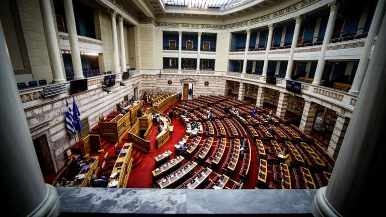 Στην Ολομέλεια της Βουλής η πρόταση του ΣΥΡΙΖΑ για Εξεταστική για λίστες Πέτσα και δημοσκοπήσεις [live]