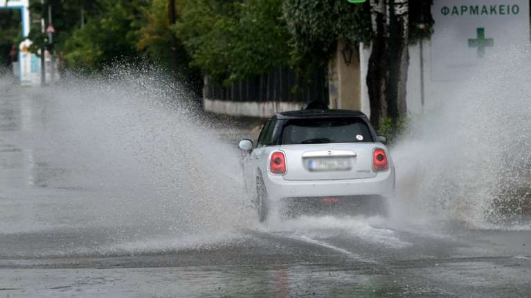 Κακοκαιρία Εva: Διακοπή κυκλοφορίας οχημάτων σε Πειραιά και Ελευσίνα - Πού είναι κλειστοί οι δρόμοι