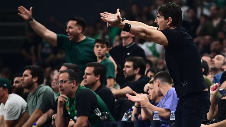 Οι αντιδράσεις του Δημήτρη Γιαννακόπουλου στο ΟΑΚΑ - Μαζί με τα παιδιά του για την πρόκριση του Παναθηναϊκού στο φάιναλ φορ