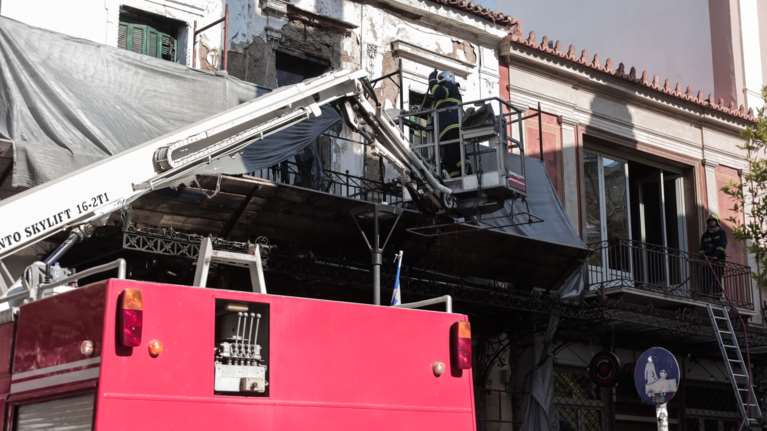 Φωτιά σε εγκαταλελειμμένο κτίριο στο Μεταξουργείο: Οι πυροσβέστες ανέσυραν άνδρα χωρίς τις αισθήσεις του