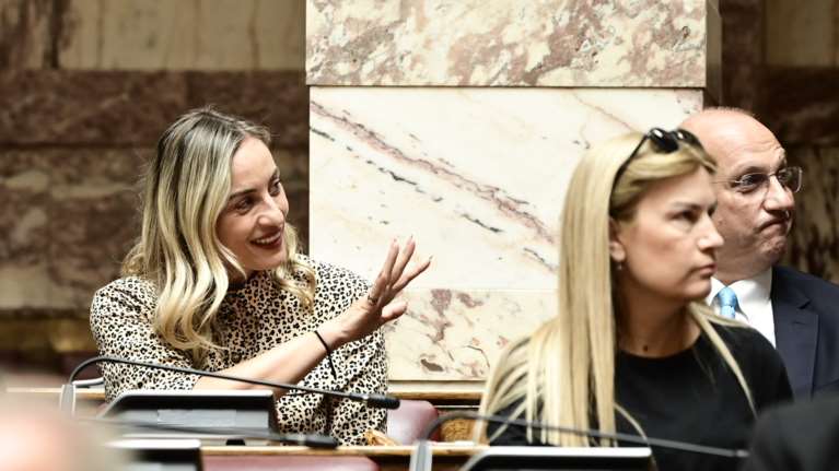 Πρώτη εμφάνιση της Ελεονώρας Μελέτη στη Βουλή- Κάνει εντατικά μαθήματα για το Ευρωκοινοβούλιο