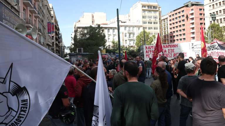 Μπαράζ συγκεντρώσεων στο κέντρο της Αθήνας για το νέο φορολογικό νομοσχέδιο - Πορεία προς το υπουργείο Οικονομικών
