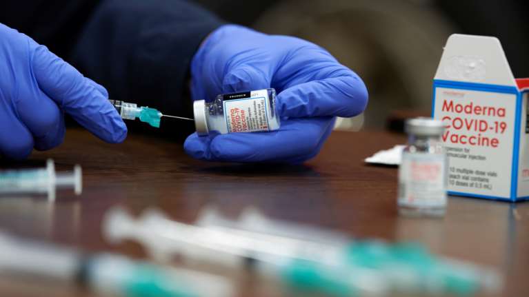 Εμβόλια: Αίτημα της Moderna για την έγκριση 4ης δόσης σε όλους τους ενήλικες