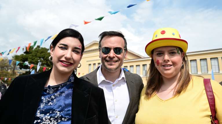 Παντού μαζί: Ο Χάρης Δούκας με τη σύντροφό του Γεωργία Πολυτάνου στην αποκριάτικη γιορτή στο Ζάππειο [εικόνες]