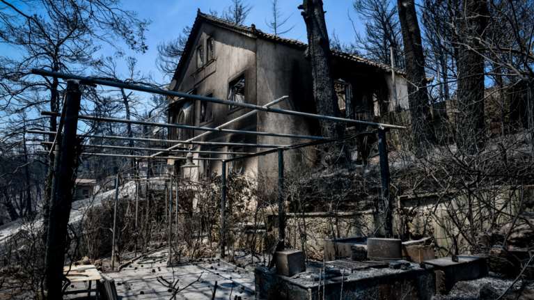 Φωτιές: 534 ευρώ στους εργαζόμενους πυρόπληκτων επιχειρήσεων - Ενεργοποιείται σταθερό κέντρο ενημέρωσης πολιτών