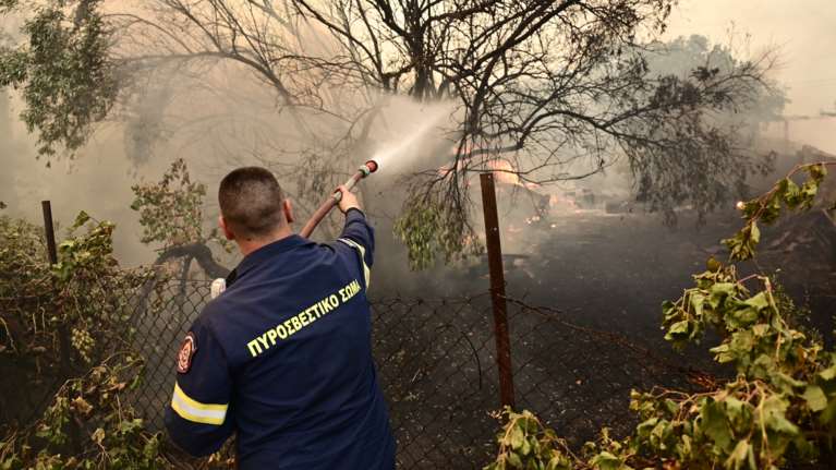 Ασπρόπυργος: Φωτιά σε οικόπεδα με σκουπίδια - Και ελικόπτερα στη μάχη της κατάσβεσης