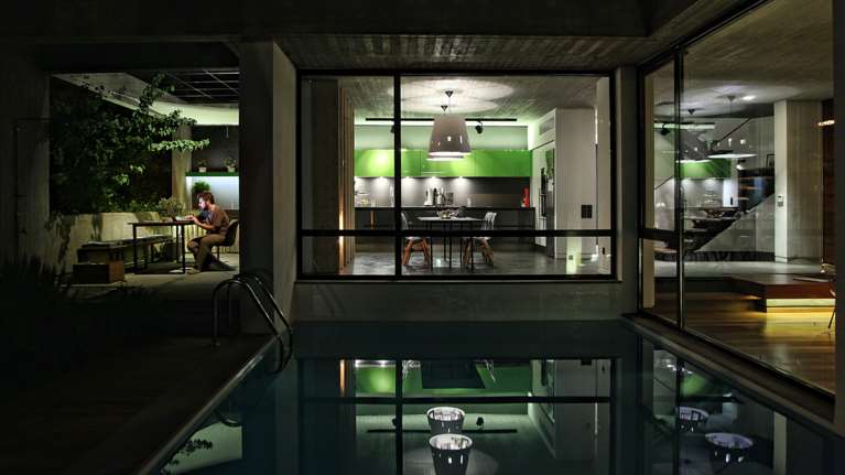 Ελληνικός μοντερνισμός: Μια πισίνα ως παλιά αθηναϊκή αυλή στους πρόποδες του Υμηττού