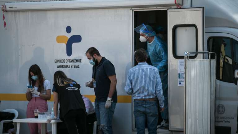 Κορονοϊός - Ανησυχητικά στοιχεία: Πάνω από τα μισά θετικά κρούσματα είναι ασυμπτωματικά κατά την εξέταση