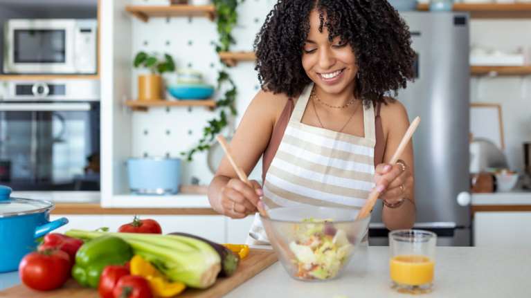 Στοπ στις ακραίες δίαιτες βάζει νέα έρευνα - Ποια η σχέση λιπαρών και υδατανθράκων με τη μακροζωία