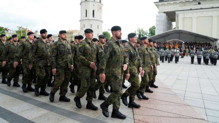 Η Γερμανία αναπτύσσει για πρώτη φορά μετά το 1940 μόνιμο στρατό κοντά στα σύνορα με τη Ρωσία [βίντεο]